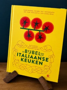 Kookboek De bijbel van de Italiaanse keuken op tafel