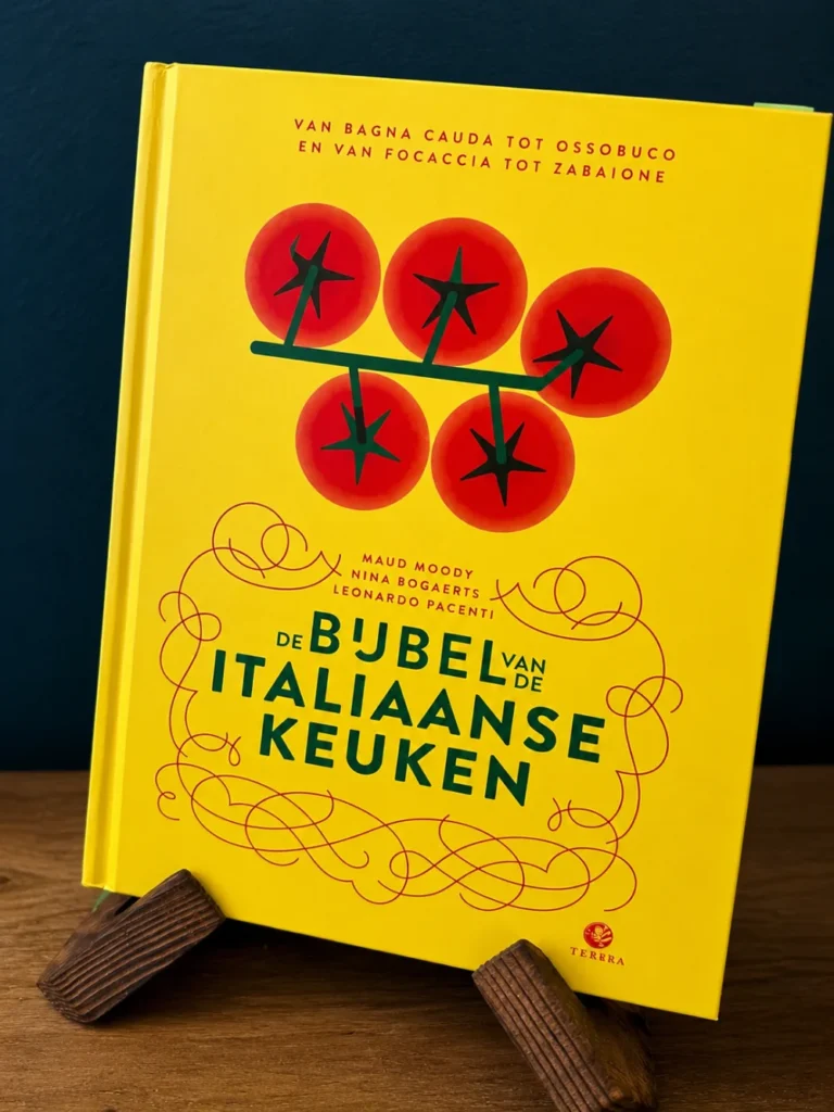 Kookboek De bijbel van de Italiaanse keuken op tafel