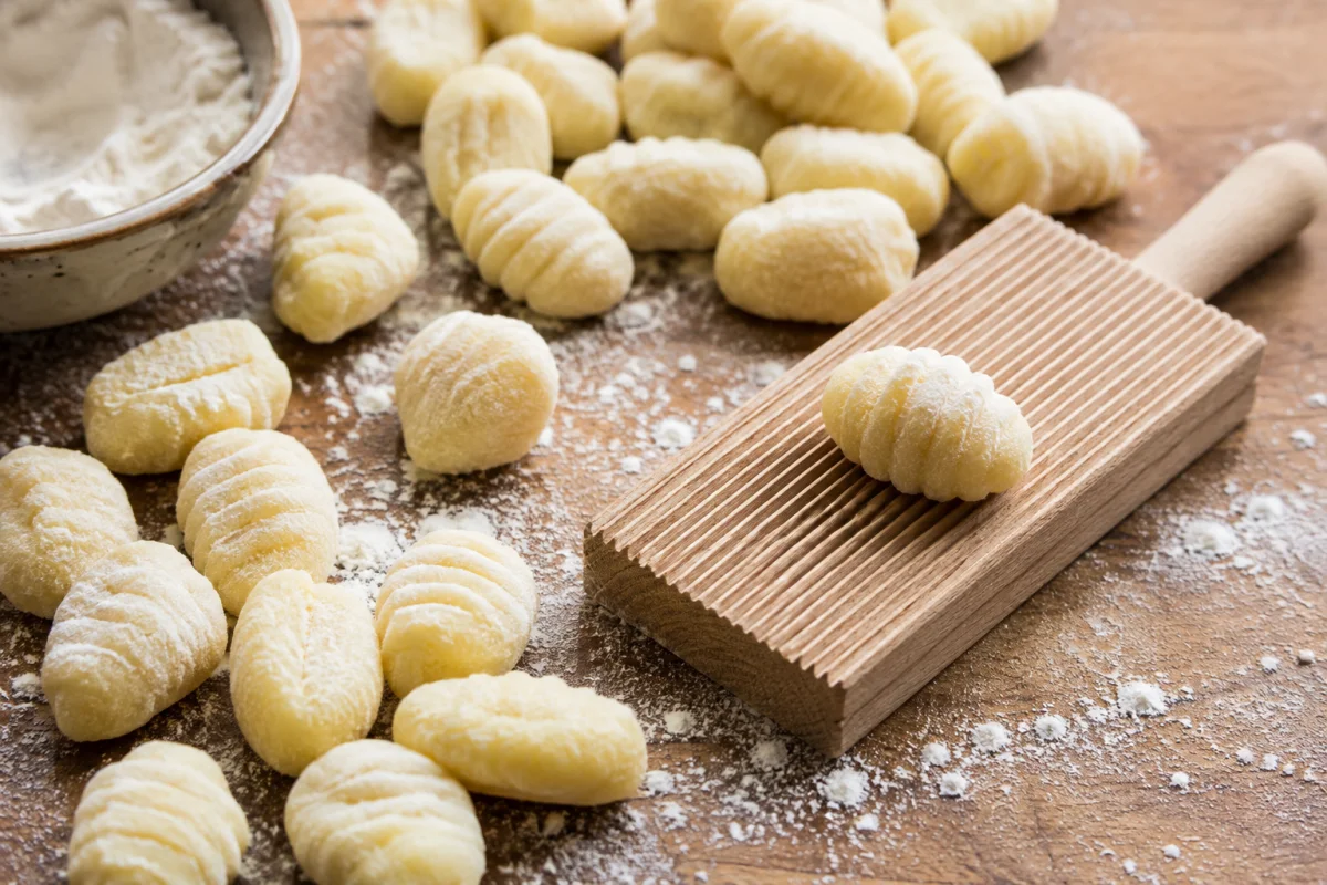 Zelfgemaakte verse gnocchi op een met bloem bestoven werkblad