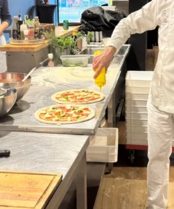 Zelfgemaakte Napolitaanse pizza, gebakken in een hete pizzaoven